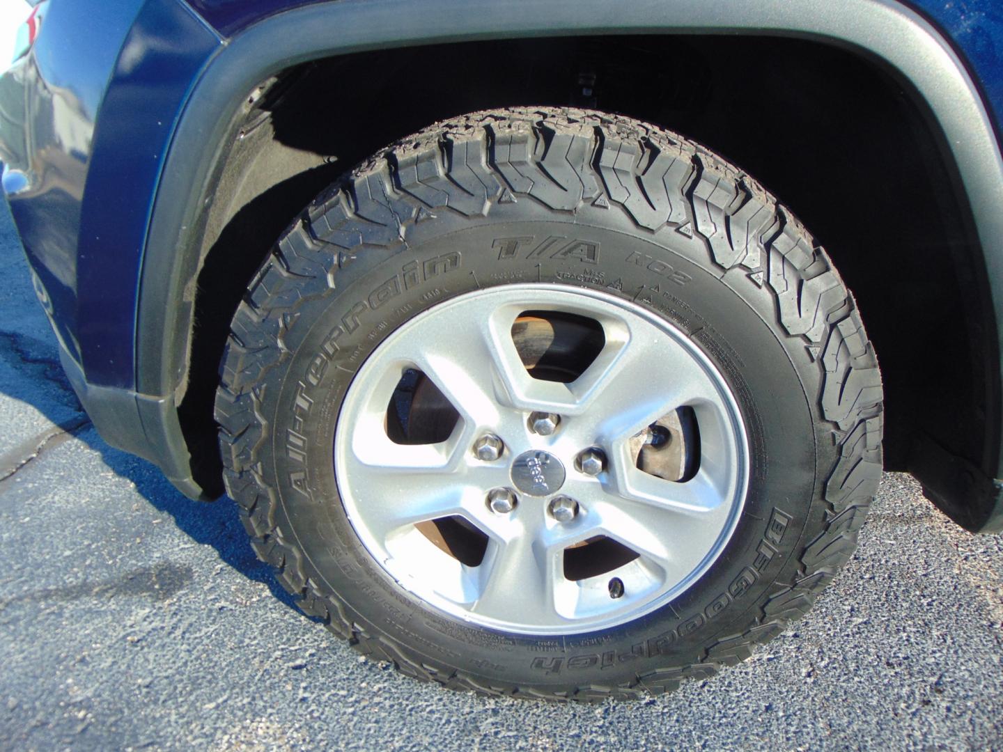 2014 Blue Jeep Grand Cherokee (1C4RJFAG5EC) with an V6 Flex Fuel 3.6 Liter engine, Automatic, 8-Spd transmission, located at 2105 Dixie Hwy, Louisville, KY, 40210, (502) 772-3333, 38.220932, -85.795441 - Photo#2